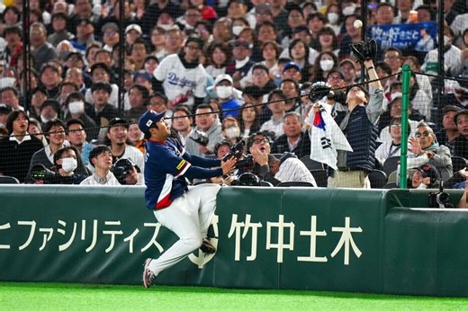 「これが日本の野球文化」フェンス激突の韓国選手が倒れ込む…壮絶な日韓戦で創出された球場一体の“心温まる光景”が話題！「敵味方関係なしだった」【WBC】 (THE DIGEST) - Yahoo!ニュース