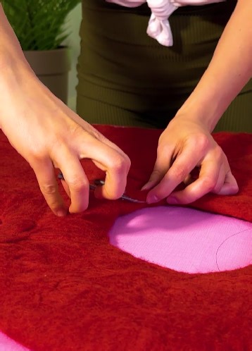 33K views · 122 reactions | A DIY felt bag to melt your heart! | 5-Minute Crafts Men | Facebook