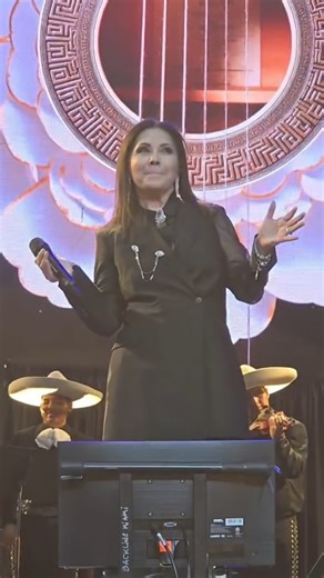 @anagabrieloficial en vivo desde el Toyota Center en Houston TX el 27 de Septiembre 2025 como parte de su gira “Claro De Luna Tour” #AnaGabriel #ClaroDeLuna #ClaroDeLunaTour #LunaDeAmerica | Ana Gabriel México Fans