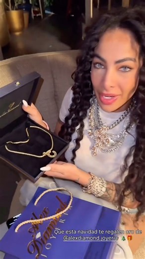 Alex Diamond Joyeria on Instagram: "La más bella @yailinlamasviral compra sus prendas de navidad en @alexdiamond.joyeria 🎁🎄 🎄🎁 el mejor regalo de navidad es estar vivo y estar con la familia y el segundo mejor regalo es oro. Ven a alex Diamond y llévate tus prendas de navidad sin un dollar y las comienzas a pagar en enero."