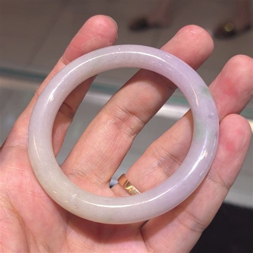 Pavonine House on Instagram: "- Classic Design!! Myanmar Grade A Jadeite Bangle (Rounded Round Shaped) Light Lavender/Green, with Translucency Jadeite Diameter: 53.2 mm Width: 9.0 mm Thickness: 9.0 mm Benefits of Wearing Jadeite Bangle: The trace elements in jadeite can be absorbed by the human body during daily skin contact and friction, playing a role in regulating qi and blood, balancing yin and yang, massaging acupoints, and soothing emotions. #jadeitejewelry #jadeite #翡翠 #bangles #modernjad