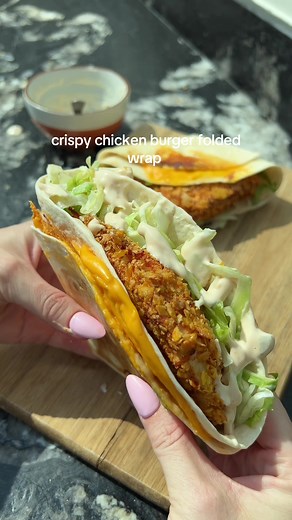 Crispy Chicken Burger Folded Wrap 😮‍💨 High protein, easy, under 500 cals ✅ Golden crispy chicken, melty cheese and a homemade burger sauce all folded up in a toasted wrap. Perfect for a quick summer dinner 🫶🏼 ‼️Dont forget you can get 50% off my new cookbook ‘20 Minute Low-Cal Kitchen Bangers’ when you pre-order on Waterstones using the code ‘LowCal25’ at checkout 🎉🎉 link is in my bio 🫶🏼 (available until the end of August) Ingredients (serves 2): 2 x 115g chicken breasts flattened 1 tsp 