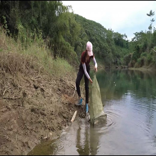 Fishing with earthworms, ancient fish trapping technique,girl harvests fish to sell | Master Vid