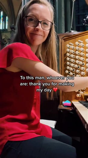Love moments like this ❤️❤️❤️ #organ #organtok #pipeorgan #organist #salisbury #cathedral #amazinggrace #hymn #classicalmusic #musician #accidentalduet #makesomeonesday