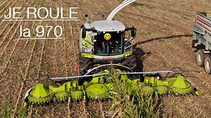 Salut à tous les amis, cette année Claas France avait 2 machines de démonstration pour les ensilages, et j'ai eu la chance, à côté de chez moi d'aller voir la 970 en 12 Rangs. Grâce à Benjamin de chez Claas que je connaissais bien j'ai pu prendre ce monstre de 9 mètres de large entre les mains ! De quoi en prendre pleins les yeux, et d'apprendre beaucoup de choses sur les différents automatismes et technologie de l'ensilage ! Bref, venez avec Benjamin & moi sur ce beau petit chantier d'Ensilage 