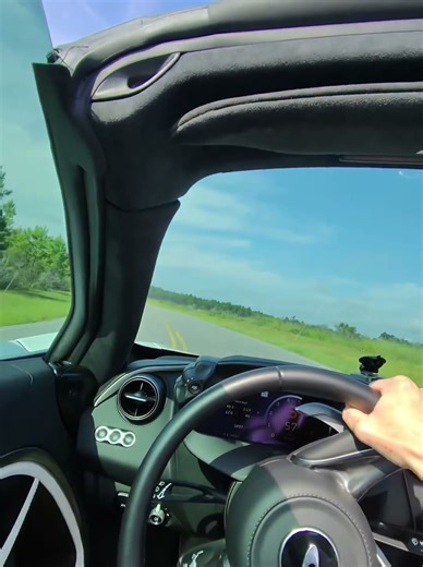 Is the McLaren 750s fast?! 😁