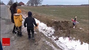 La petite communauté de Lyster vit des moments difficiles depuis la mort d'un jeune garçon de 5 ans dans un accident impliquant un autobus scolaire et un camion nacelle. | ICI Québec