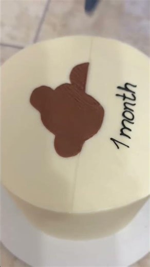 Drawing a cute bear on a cake is easier than you think! 🧸🍰