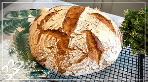 Mehr tolle Brotrezepte findest du hier: Bücher: https://geni.us/bucher Digital: https://geni.us/digital-buch Heutiges Brotrezept: NICHT KAUFEN! Sondern zu Hause schnell und einfach Brot backen Zutaten: 500g Weizenmehl 1050 100g Roggenmehl 1370 450g Wasser (kalt) 15g Frischhefe 15g Honig 12g Salz Zubereitung: Die Zutaten 10 Min. auf langsamer Stufe in der Küchenmaschine mischen, dann 8 Min. auf schnellerer Stufe kneten. Den Teig 60 Min. abgedeckt bei Raumtemperatur gehen lassen. Den Teig rundwirk