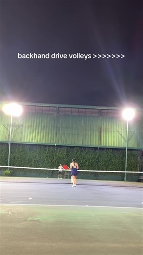 Mastering the Backhand Drive Volley in Tennis