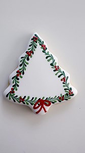 🎄Christmas tree wreath 🎄 An easy wet-on-wet royal icing, sugar cookie decorating technique using a Christmas tree cookie cutter and combining it with a wet on wet wreath design. Perfect for Christmas! Easy holiday baking! ❤️Save to make later! #sugarcookies #christmascookies #holidaybaking | Karen.t.ology