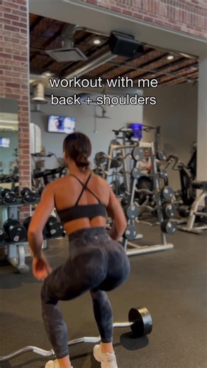 talking through todays upper body (back shoulder focused) workout 💪🏼 truly my favorite day of the week 🥵 #gymtok #fittok #girlswholift #upperbodyworkout #upperbodyday #backandshoulderworkout