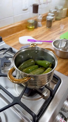 Mis hijos nada mejor que preparar en casa unos sabrosos chiles en escabeche y hoy les enseño cómo prepararlos Ingredientes: 8a 10 chiles jalapeños grandes 1/2 taza de aceite de oliva 4 a 5 dientes de ajo pelados 8 a 10 pimientas negras 1/2 taza de vinagre de manzana o blanco 2 hojas de laurel 1 1/2 cdta de azúcar 1 cdta de sal #alacocinaconjacobina #chilesenvinagre #chilesenescabeche | A la Cocina con Jacobina