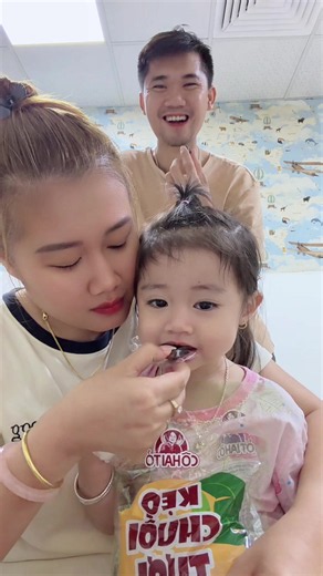 Mời cô chú ăn kẹo chuối với nhà Bơ nha #mannhu #mannhu🐯
