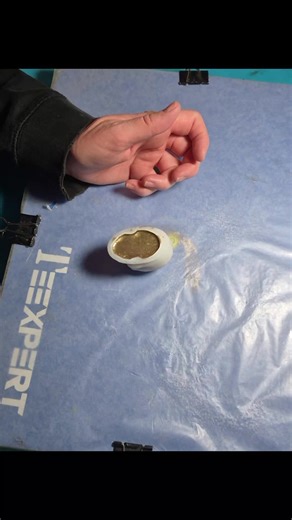 Midas touch 👑 Testing out this new metallic powder. Rate this gold 1-10! 👇 #resinpouring #goldaesthetic #resinskull #blackmoldresinart #resinart