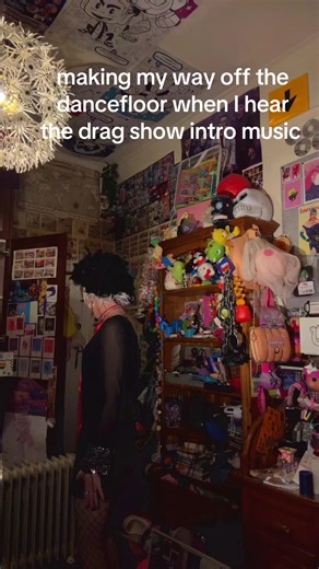 Engaging Drag Queen Show Performance Highlights