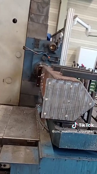 How it works a horizontal milling machine full video on my YouTube channel . . . . . #cnc_machinist_giourgken #cncmilling #cncexperts #manufacturing #horizontalmachine #milling