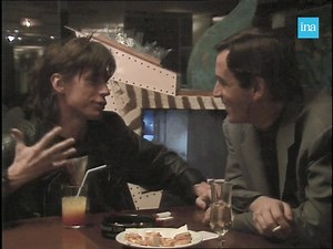 🎸 VOILÀ C'EST FINI 🎸. 1988, accoudés au bar des «Bains de minuit», Thierry Ardisson et le chanteur Jean-Louis Aubert papotent. Entre deux cigarettes, le leader du groupe «Téléphone» (dissout en 1986), revient sur ses relations avec les anciens du groupe. | INA