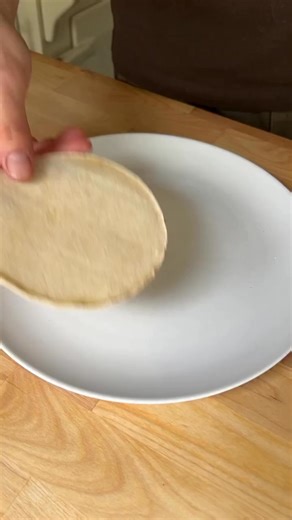 These vegan ‘fish’ tacos are up there with some of the best food I’ve ever made! Seriously though, if you want to help save the fish and the oceans, why not just stop eating the fish instead… 🤷‍♂️ For the banana blossom marinade: - banana blossom, canned - 2 tbsp soy sauce - juice from 1/2 lemon - 2 tbsp olive oil - 2 tbsp dried seaweed/nori flakes For the tartar sauce: - 5 tbsp mayo - 1/2 tsp dijon mustard - 2 small gherkins, diced - 1 tbsp capers, finely chopped - small bunch of dill, finely 