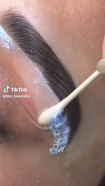 Eyebrow Bleaching Tutorial for Perfectly Shaped Brows