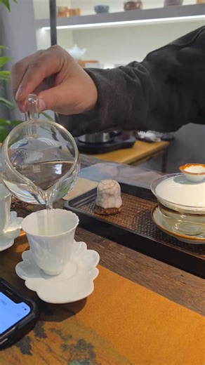 The proper way to make real Chinese tea. #teatime #chinesetea #China #chingqing | John Chow | Facebook