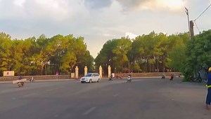 148K views · 4.5K reactions | Có người hỏi điều hạnh phúc nhất hiện tại của tuii là gì? - Tui: Hạnh phúc nhất là bây giờ được ở Huế. Được đi cà phê cùng đám bạn. Được đi dạo khắp các con đường. Được hít thở không khí trong lành mỗi sớm mai. Được chill với ánh hoàng hôn nắng chiều Và còn nhiều điều nữa... chỉ có tại Huế mộng mơ  #ReviewHue | Review Huế | Facebook