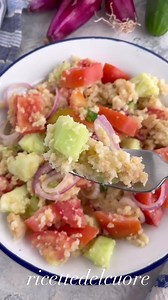 306K views · 5K reactions | Oggi PANZANELLA  proprio come la faceva mia nonna Maria 凉 un piatto povero della tradizione del centro Italia. Che estate sarebbe senza di lei? Ingredienti per 4: 1/2 filetta di pane (circa 250 g) 2 litri di acqua 2 cetrioli 3/4 pomodori  1 cipolotto 50 ml di aceto 50 ml di olio extravergine di oliva Sale quanto basta | Ricettedelcuore di Monica Pannacci | Facebook