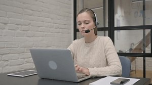 Mature Woman Headset Working Call Center: стоковое видео (без лицензионных платежей), 3392234087 | Shutterstock