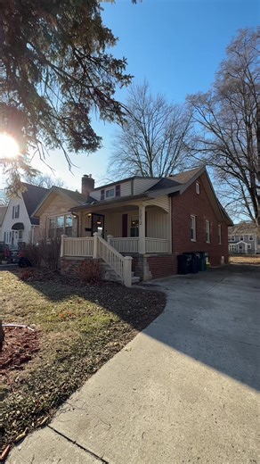 DOUBLE the driveways DOUBLE the arches. ‼️ Full of 1920s quirk and charm this 1200 square foot bungalow is waiting for its next owner. 3 beds 1.5 bathrooms and one of the biggest lots I’ve seen in Royal Oak in quite some time, there’s room to add on to this home and make it your own. Want a private tour or more details? Leave a comment of a 🏠 or shoot me a DM. Home is listed by Avi Knopf | KW Domain #metrodetroithomesforsale #royaloakmichigan #michiganrealestate #firsttimehomebuyers #michiganre