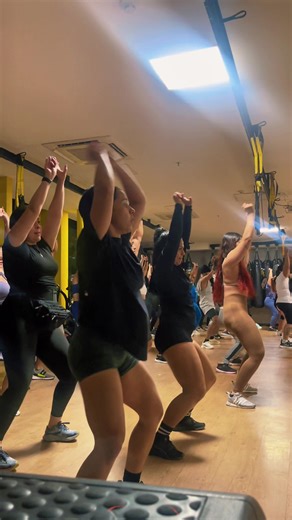 No solo al #gym se va a alzar pesas también un #bailecito es bueno de ves en cuando #baile