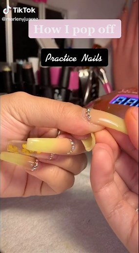 I’m still a beginner so don’t judge my runny acrylic at the bottom lmao , if you guys have any advice let me know ❤️ #FYP #parati #nails #acrylicnails