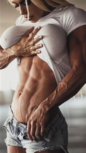 Fitness Woman Flexing Muscles 💪 | Strong & Confident Pose #Shorts #workoutshorts