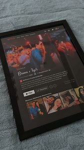 🍿 O QUADRO NETFLIX mais romântico que você já viu! ❤️ Transforme o amor de vocês em arte: personalize com os nomes, escolha a data especial e veja tudo em tempo real antes de comprar! 🎁 Presente criativo, único e com produção super rápida — chega a tempo do Dia dos Namorados! 🚨 Estoque limitado! Não deixe pra última hora… ✅ Garanta agora o presente que vai emocionar: | Enquadra.eu