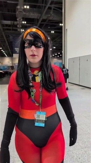 Violet Incredible walking through MCM #theincredibles #theincrediblescosplay #violetparr #elastigirl