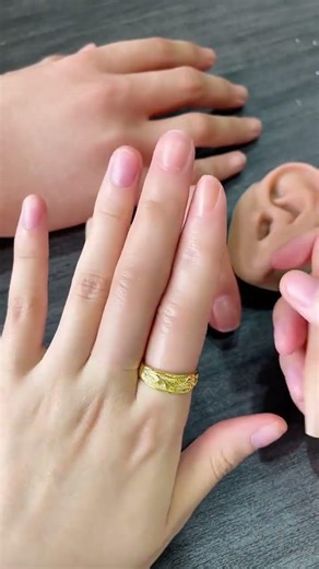 No need to hide your hands anymore, this silicone prosthetic finger is amazing!