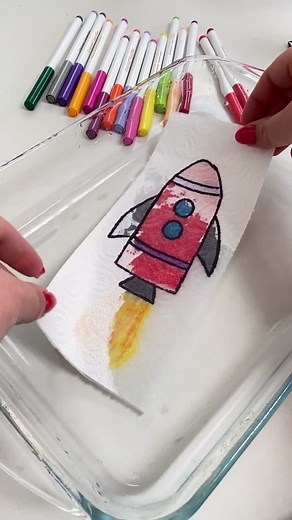 Magic colouring. 💦🌈 #ideasforkids #learningthroughplay #simpleplayideas #earlyyears #eyfs #funideasforkids #sensoryplay #primary #scienceforkids