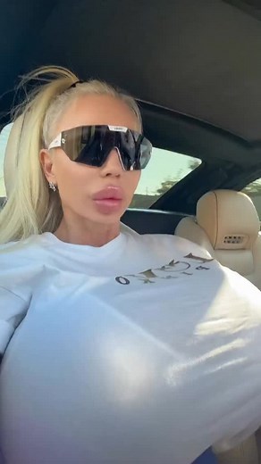 ✨ On the road, but always in style. The new shades? Iconic. But the real spotlight… is on these pumped lips telling the story of a bold transformation 💋🚗 I’m following my own path… the bimbo girl route, where going extra is the rule. Elegance, temptation, and a femininity that doesn’t ask for permission. 👀 If you like what you see here… You haven’t seen anything yet. #BimboGirlVibes #CurvyQueen #ExtremeLook #HotDrive #NewMe #LipGoals #BigLipsEnergy #BoldIsBeautiful #TransformationQueen | Mary