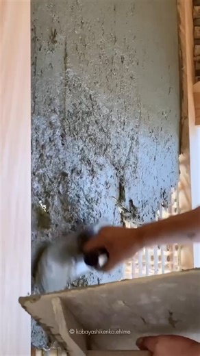 Traditional Japanese earthen walls (tsuchikabe) represent a refined construction system where structure, material, and craftsmanship operate as one. Built over a lattice of woven bamboo (takekomai), layers of earth-based plaster are applied gradually, producing walls that regulate humidity, provide insulation, and age with dignity. This method relies on close collaboration between carpenters and plasterers, where knowledge is transferred through practice rather than drawings alone. Unlike indust