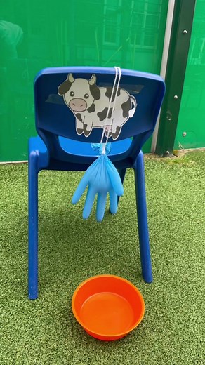 Milk the cow 🐮 #art #cow #farmlife #farm #farmanimals #milk #milkingcows #tufftray #fyp #foryourpage #teacher #receptionteacher #prek #reception #eyfs #kindergarten #play #animals #outdoors #primaryschool