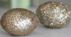 Make Your Own Lush DIY Golden Egg Bath Bombs With This Easy Tutorial
