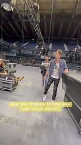 It’s a fake hand! 🤷‍♂️😜 | Ehrlich Brothers