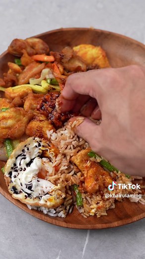 Makan Sambal Nyet dengan ayam goreng kunyit, telur mata, nasi putih dan kicap #makanlokal #foodtok #sambalnyet