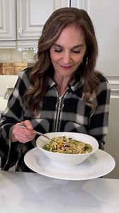 SLOW COOKER SALSA VERDE CHICKEN CHILI🤤 On a scale of 1-100, how much do you love your slow cooker? (🙋‍♀️1️⃣0️⃣0️⃣) This recipe is a tasty twist on our go-to tomato-based chili.✨🌶 Get the recipe here: https://bit.ly/3ieOFhG | Joy Bauer