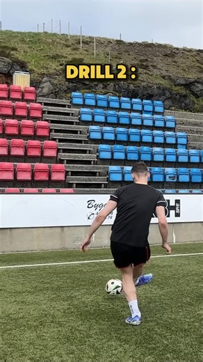 Goalkeeper Training, Tips & Motivation on Instagram: "goalkeeper passing drills 😍 👍 LIKE, FOLLOW & SHARE for more goalkeeping tips #soccer #football #goalkeeping #goalkeepertraining #goalkeepertips #gktraining #goalkicks"