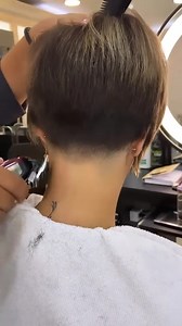 Schaut euch diesen tollen Kurzhaarschnitt an! ✂️💇‍♀️ Perfekt gestylt und super frisch. 😍🌟 | Damen Frisuren