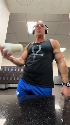 Celebratory dance for making it through bicep exercises without killing my injured arm. 😜💪🏻