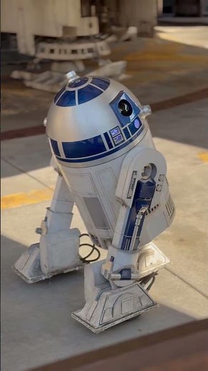 R2-D2 at Star Wars: Galaxy’s Edge!