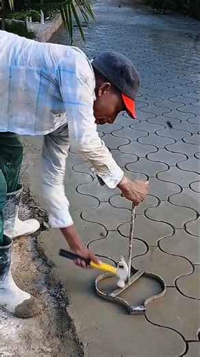 Construction workers form floor patterns using special molds.#shorts #construction #shortvideo #fyp