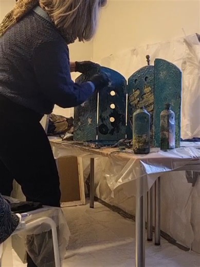 Jeg har efterhånden vist mange videoer af min triptykon..den er ved at være færdig. Der er rigtig lang tørretid og malingen og den skal gerne være dampet lidt af inden fernisering den 28. i denne måned. Så der er ingen tid at spilde. Det er en triptykon om