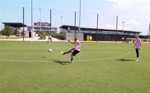 【F2】与巴西传奇罗伯特·卡洛斯的弧线球射门切磋